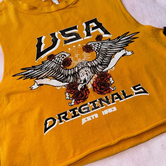 SLEEVELESS GRAPHIC CROP TOP W/ CUTOUT RING SIDES · SIZE M - Picture 6 of 10